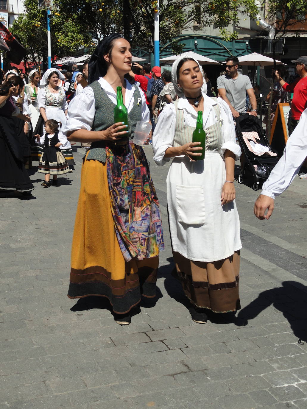 Fotos Desfile Y Entrega Del Bollo Por La Gu A En Llanes El Comercio